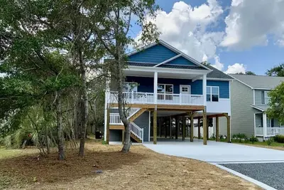 Image de Ya “Acht” 2 Sea. New 3-bedroom in Oak Island. Short walk to the beach & Icw.