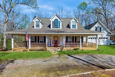 Image de Charming family home with screened porch, game room and lake access nearby
