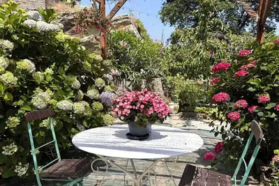 Image de Maisonette avec jardin et vues imprenable sur l'eglise Saint Michel!