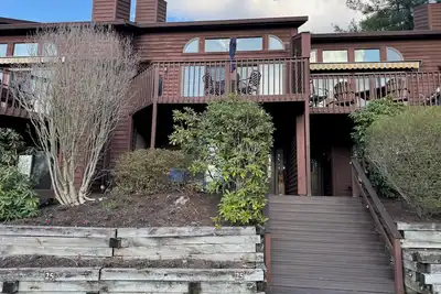 Image de New rental-Charming 3 bedroom with lake & mountain views/access and indoor pool!