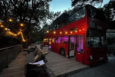 Image de Bus insolite de l'Eden des Grisons, jacuzzi privé, vue sur lac de Serre-Ponçon