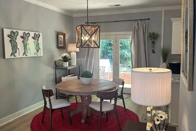 Image de Charming, fully-equipped 3br/2. 5 bath house, so Close to Square and University!