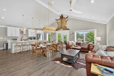 Image de 6 Bedroom Luxury Home located on Main Street in Downtown Blowing Rock!