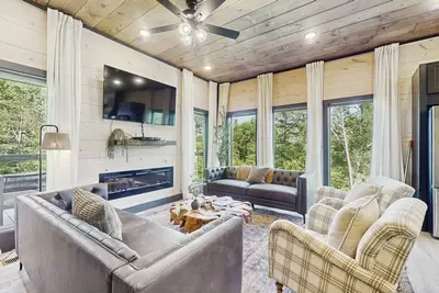 Image de Luxurious Pool Cabin w/theater room, game room, hot tub, decks, grill, and WiFi