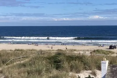Image de Steps to the beach, beautiful views, gourmet kitchen, sleeps 14, pool, elevator.