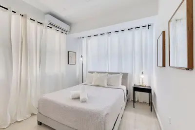 Image de Spacious building in enchanting San Juan near Beach, Nightlife