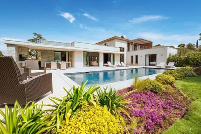 Image de Villa moderne entre ville et plages!