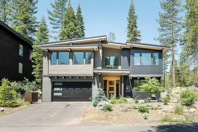 Image de 4-bedroom modern house in fantastic Olympic Valley with hottub