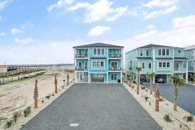 Image de \"Dune Our Thing Iii\" 8 Bedroom 8 Bath Oceanfront House with a Pool!