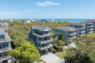 Image de Experience the charm of Surf City at Fairytale Lane, Steps away from the ocean with hot tub