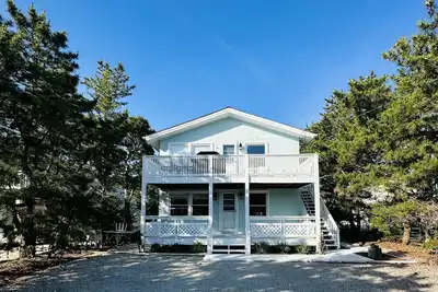 Image de 6-bedroom ocean-block renovated duplex in wonderful Barnegat Light with Ac, WiFi