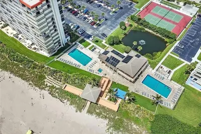 Image de Ground-Floor Condo —Private Entrance w/ Patio Beachfront 2br/2ba Furnished