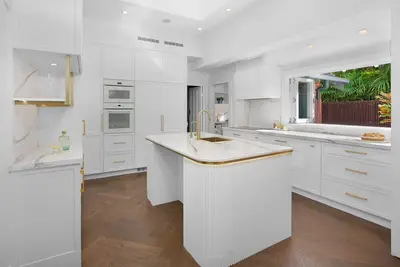 Image de Large resort style living, peaceful retreat, close to Cbd and water, city views