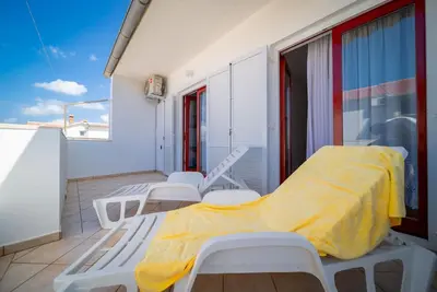 Image de Appartement de deux chambres avec la terrasse et la vue sur le mer Rab (A-24367-a)