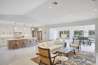 Image de Stunning West End Home with Pool and Spa