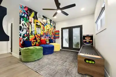 Image de Hot Tub | Arcade | Off-Street Parking | Grandview!