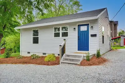 Image de 2 Mi to Downtown: Greensboro Home By Park!
