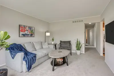 Image de 3 Mi to Dtwn Royal Oak: Getaway w/ Fenced Yard!