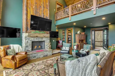 Image de 1 Mi to Panthertown Valley: Mountain Lodge w/ Deck