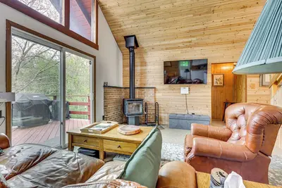 Image de 11 Mi to Massanutten: Peaceful Cabin w\/ Deck