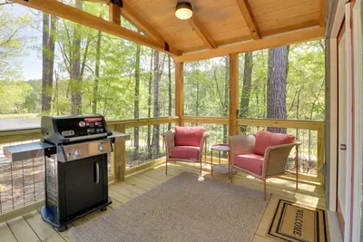 Image de Fish & Hike: Cabin Hideaway w/ Deck in Alabama