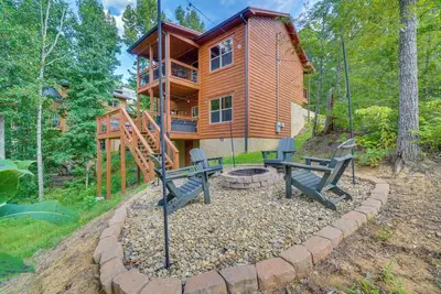 Image de Serene Smoky Mountain Cabin: Hot Tub + Game Room!