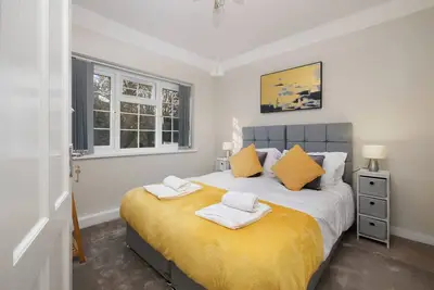 Image de Family-Friendly 4-Bed near Parks & Transport Links