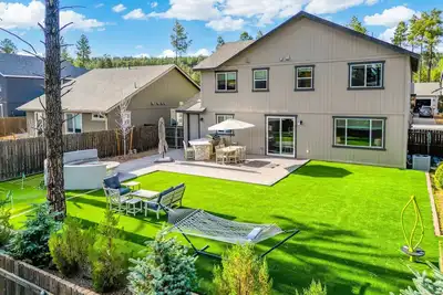 Image de Alpine Retreat |3 Showers|Fire Pit & Putting Green