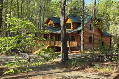 Image de This Smith Mountain Lake home on the Blackwater exemplifies lake life at its best