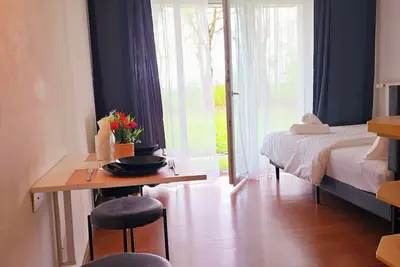 Image de Charming and peaceful studio with gorgeous green backyard view. Energy boosting