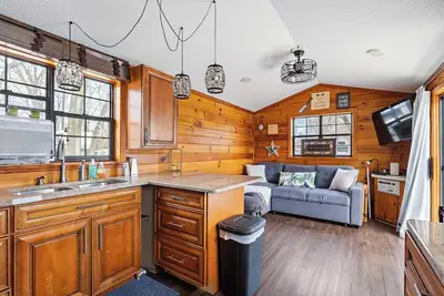 Image de Log Cabin/Funky Jungle at Lakeshore Campground /On Lake/Sleeps 4