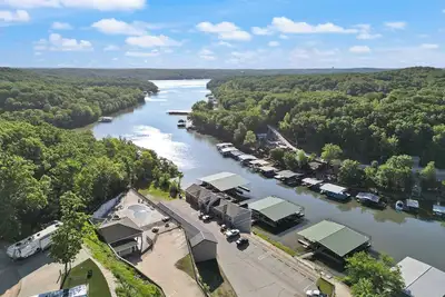 Image de Luxury Penthouse Condo with 40ft Boat slip and Gaming Garage