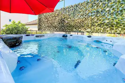 Image de Maison de vacances privée avec piscine privée, bain à remous, climatisation, Wifi, Tv, terrasse