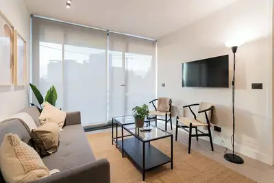Image de 2br Retreat in Las Condes, Steps from Arauco Park