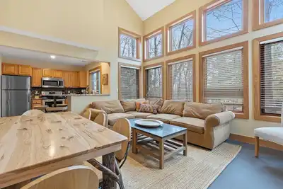 Image de Summer Fun, 3 bedrooms, close to all at base, Sleeps 12