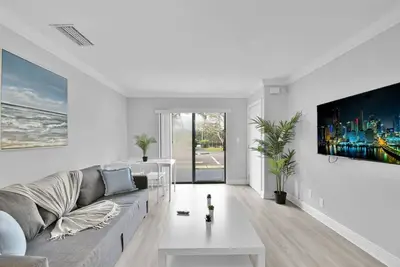Image de Tranquil Poolside Retreat | Lake Access | Parking