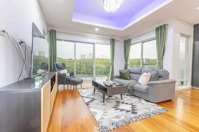 Image de Luxury 5bd house w water view in Melrose Park