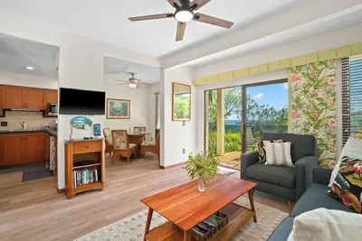 Image de New Listing! Poolside Poi'pu Condo - 2br Kahala