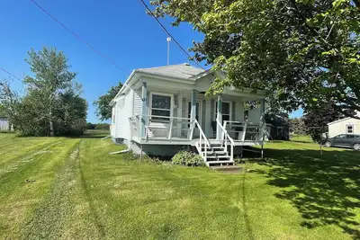 Cute Nb cottage! \nWalking distance to sand beaches with distant view of the ocean