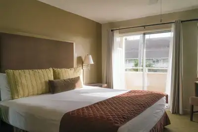 Image de Spacious Unit with Full Kitchen, Free Parking, Outdoor Swimming Pool!