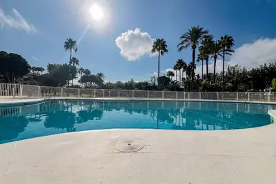 Image de Costa lago playa y piscina