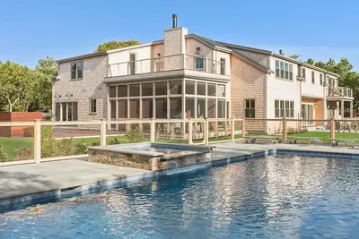 Image de Brand New Spacious Luxury Home on Edgartown Great Pond with Pool and Spa