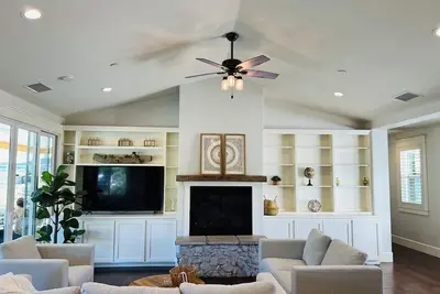 Image de Secluded Temecula Chateau with Pool, Chef's Kitchen, Barbecue, Organic Garden