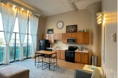 Image de Downtown Condo with Pool View