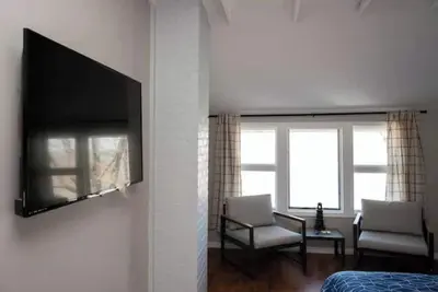 Image de Spacious Vermilion House on the Lake