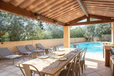 Jolie dépendance avec piscine à Seillans