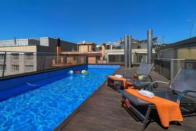 Image de Building with communal roof terrace with pool!