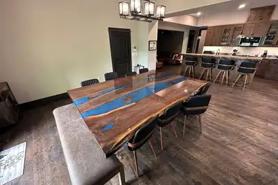 Image de New Lake Home on Upper Cullen - volleyball, game room, sauna, and lots of trees!