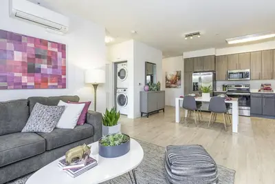 Image de Bright & Stylish 2-Bedroom Retreat at 777 Hamilton