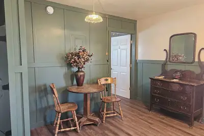 Image de Cabin 6 at the Almo Inn, right by City of Rocks National Park and Castle Rock Id
